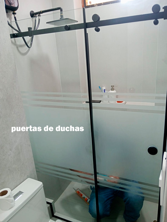 puertas de duchas mantenimiento e instalación