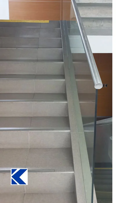 baranda de acero inoxidable con acabado brillante