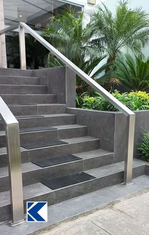 barandas de acero inoxidable en escalera moderna